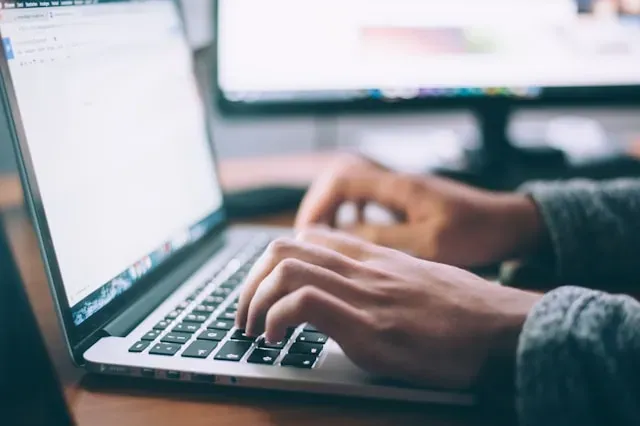 ECサイトのフロントエンド業務とバックエンド業務とは？違いや仕事内容