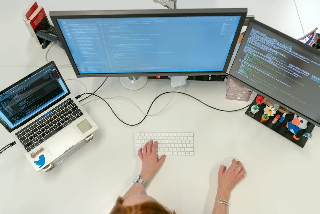 JavaScriptのincludesメソッド：配列や文字列に要素が含まれているかどうかを確認する便利な方法