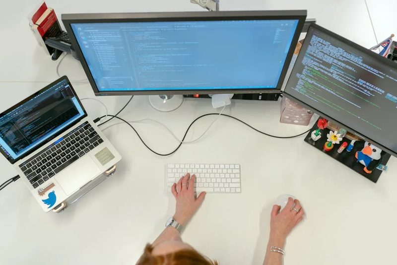JavaScriptのincludesメソッド：配列や文字列に要素が含まれているかどうかを確認する便利な方法