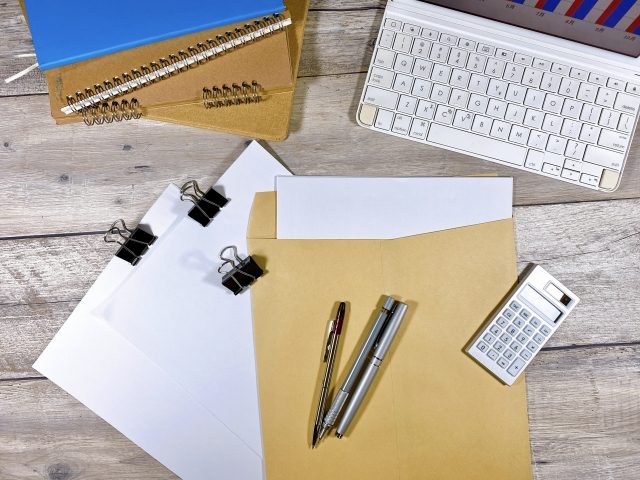 RFQ（見積もり依頼書）とは？RFI、RFP、RFQの違いも解説